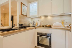 Private kitchen - Bright, A/C Apartment With sea View - Antibes (Antibes)