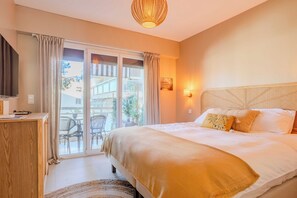 1 bedroom, laptop workspace, bed sheets - Bright, A/C Apartment With sea View - Antibes (Antibes)