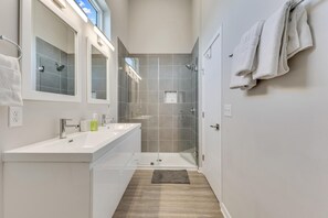 Towels - Kokomo - Pet Friendly, walking distance to beach access and Island Greenway! (Carolina Beach)