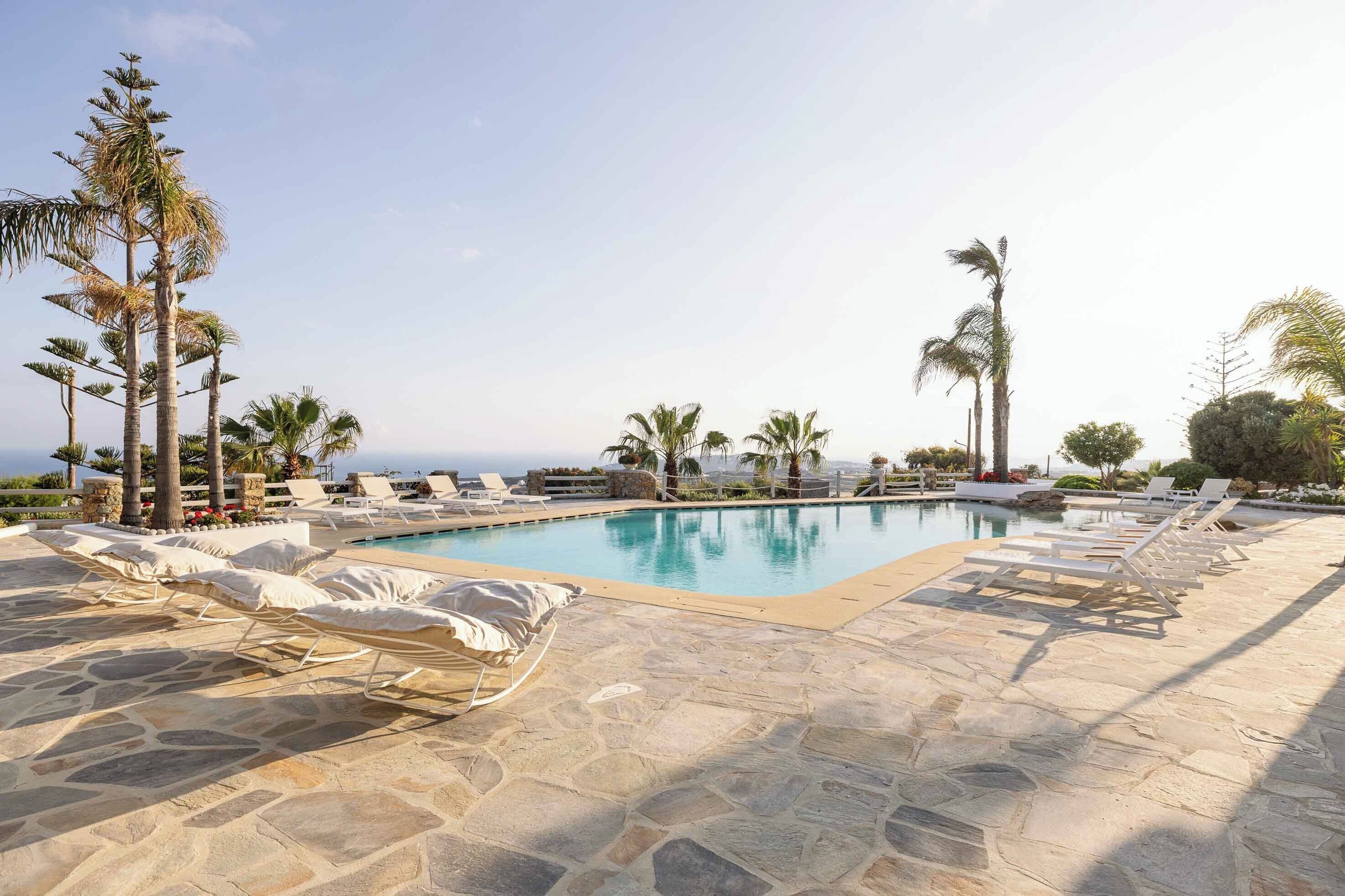 Caja de seguridad en la habitación y tabla de planchar con plancha 