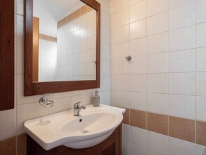 Luxe villa, 3 slaapkamers, privézwembad, uitzicht op zee | Badkamer | Gratis toiletartikelen, een haardroger, handdoeken, zeep