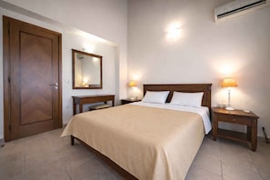 Hypo-allergenic bedding, in-room safe, iron/ironing board - Corali Villas  (Kamisiana)