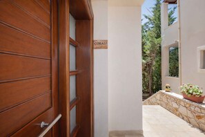 Villa luxueuse, 3 chambres, piscine privée, vue sur la mer | Literie hypoallergénique, coffre-fort, fer et planche à repasser