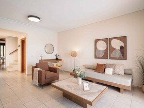 Villa Deluxe, 3 camere da letto, piscina privata, vista mare | Area soggiorno | Smart TV 40 pollici con canali satellitari, Netflix, lettore DVD