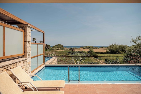Klassieke villa, 2 slaapkamers, privézwembad, uitzicht op zee | Hypoallergeen beddengoed, een kluis op de kamer
