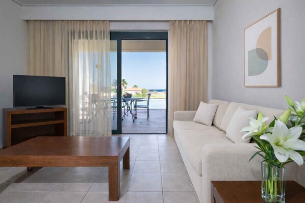 Superior villa, 2 slaapkamers, privézwembad, uitzicht op zee | Woonruimte | Een 40-inch smart-tv met satellietzenders, Netflix en een dvd-speler