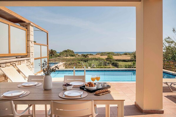 Klassieke villa, 2 slaapkamers, privézwembad, uitzicht op zee | Uitzicht op strand/zee