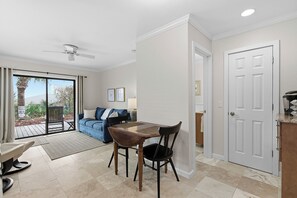Smart TV, books - 🌊Ocean Views and Pool | Great Couples Escape | Sea Dunes Nautilus B7-B🌊 (New Smyrna Beach)