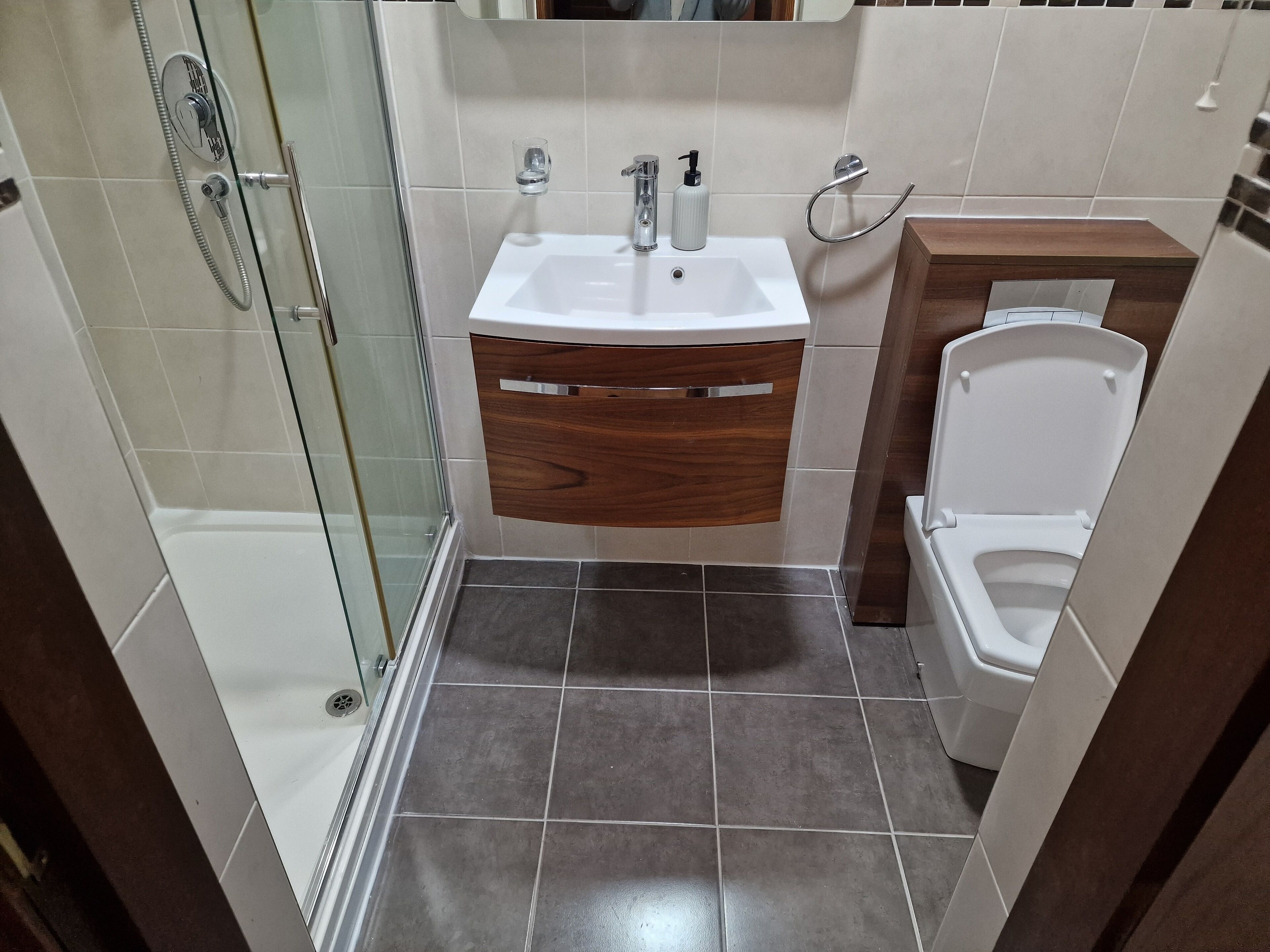 Shower, jetted bath, hair dryer, towels