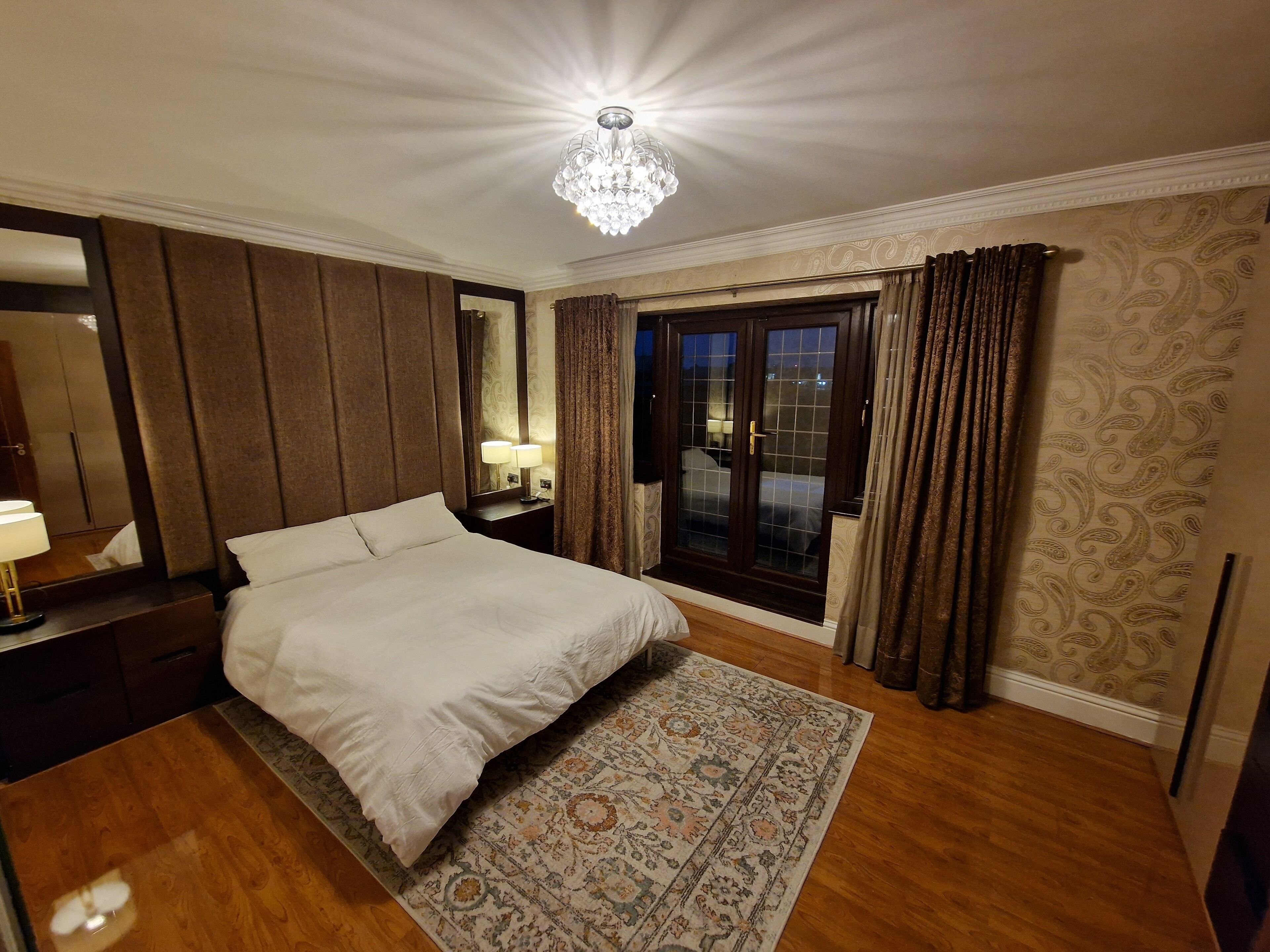 Strygejern/strygebræt, internetforbindelse, sengetøj