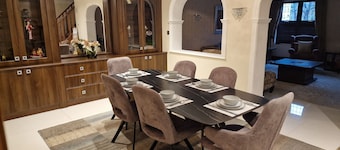 4 Bed Ensuite detached luxury home near Heathrow. New kitchen, Spacious Retreat