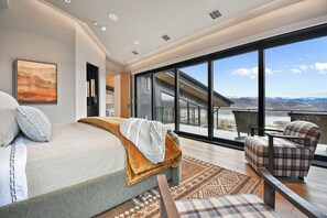 6 bedrooms, iron/ironing board, free WiFi, bed sheets - Ski-in/Ski-out! Elevator! Hot Tub and Spa! Fitness Center! Views! (Park City)