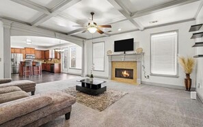 Living area - Spacious 5 Bedroom House. Perfect for Groups & Getaways in quaint Lawrenceville (Lawrenceville)