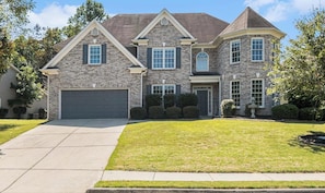 Exterior - Spacious 5 Bedroom House. Perfect for Groups & Getaways in quaint Lawrenceville (Lawrenceville)