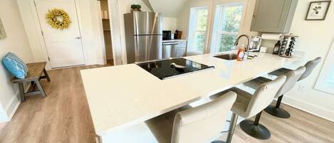 Refrigerador, cafetera/tetera, utensilios de cocina