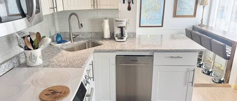 KĂŒhlschrank, Mikrowelle, Ofen, Herdplatte