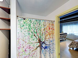 Iron/ironing board, WiFi, bed sheets - Sunset Studio in the Heart of Bar Harbor (Bar Harbor)