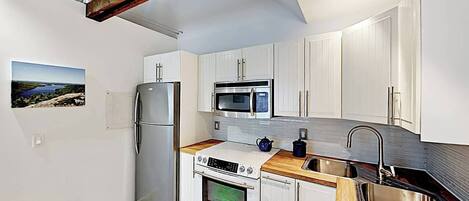 Kjøleskap, mikrobølgeovn, ovn og kokeplater