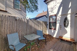 Outdoor dining - Cozy Studio in the Heart of Bar Harbor (Bar Harbor)