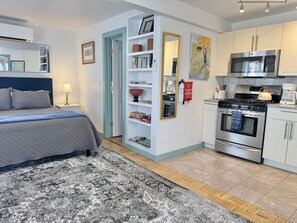 Iron/ironing board, WiFi, bed sheets - Cozy Studio in the Heart of Bar Harbor (Bar Harbor)