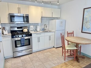 Fridge, microwave, oven, stovetop - Cozy Studio in the Heart of Bar Harbor (Bar Harbor)