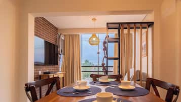 Apartamento luxo, acesso à piscina, vista para a praia | Sala de jantar