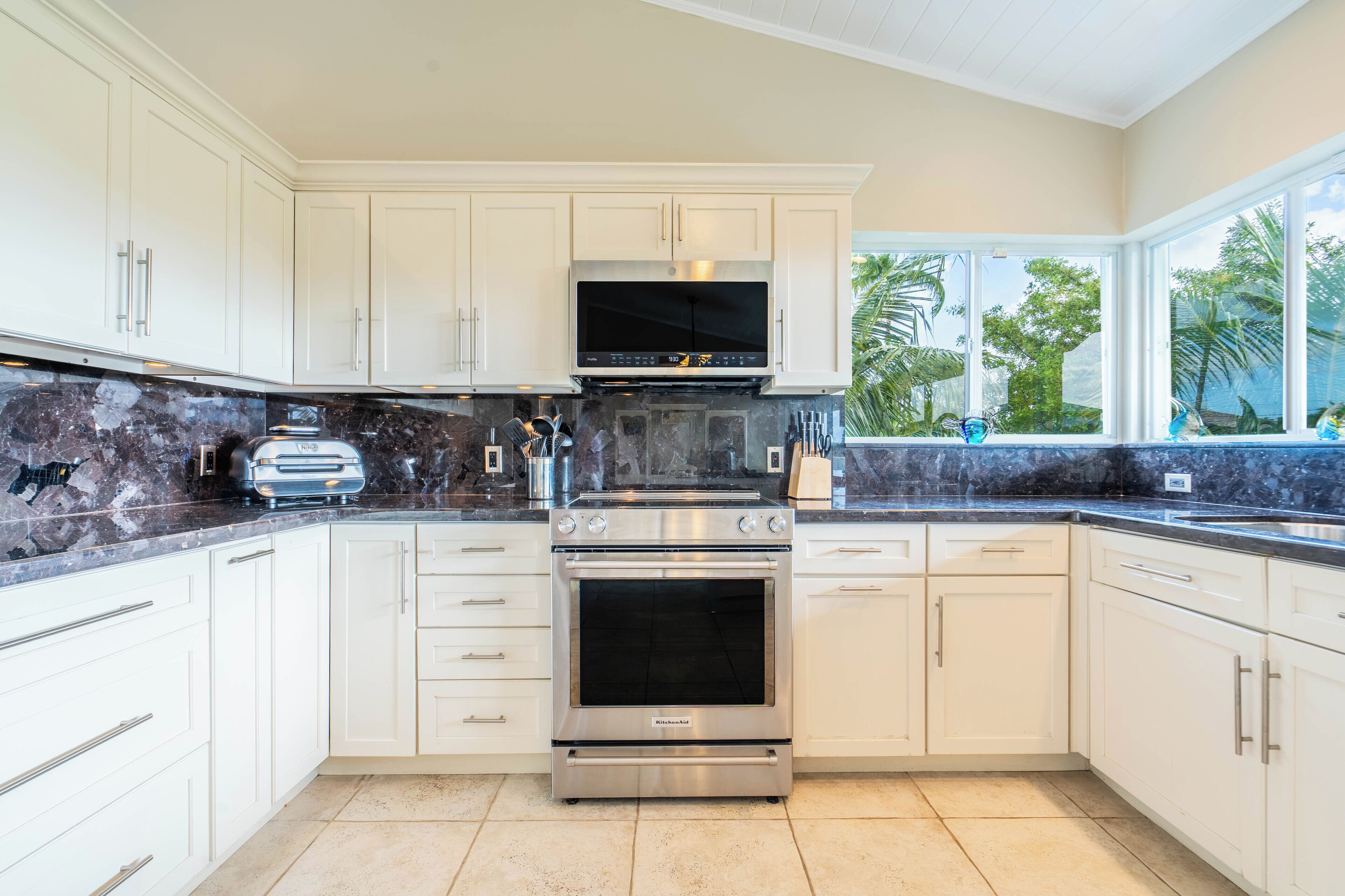 Kylskåp, mikrovågsugn, ugn och spishäll