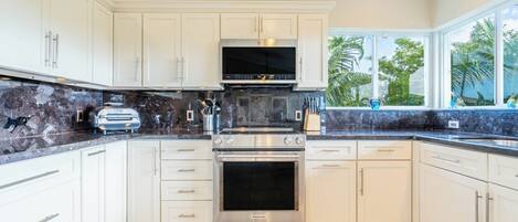 Køleskab, mikrobølgeovn, ovn, kogeplade