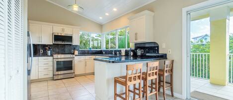 Frigorífico, microondas, horno y placa de cocina