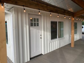 Exterior detail - Marvelous 1-bedroom cottage with AC in charming Brookings (Brookings)