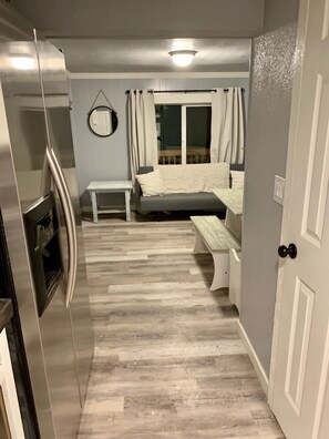 Interior - Marvelous 1-bedroom cottage with AC in charming Brookings (Brookings)