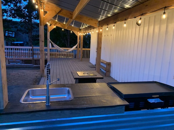 Terrace/patio - Marvelous 1-bedroom cottage with AC in charming Brookings (Brookings)