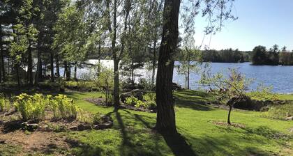 Lakeside cottage on Lermond Pond. Eclectic mix of antiques and art. AC