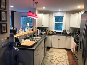 Jääkaappi, mikroaaltouuni, uuni, liesi