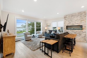 TV, fireplace - Luxury Family Getaway on Water (Sturgeon Bay)