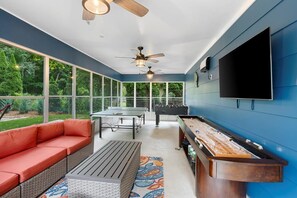 Games room - Luxury Family Getaway on Water (Sturgeon Bay)