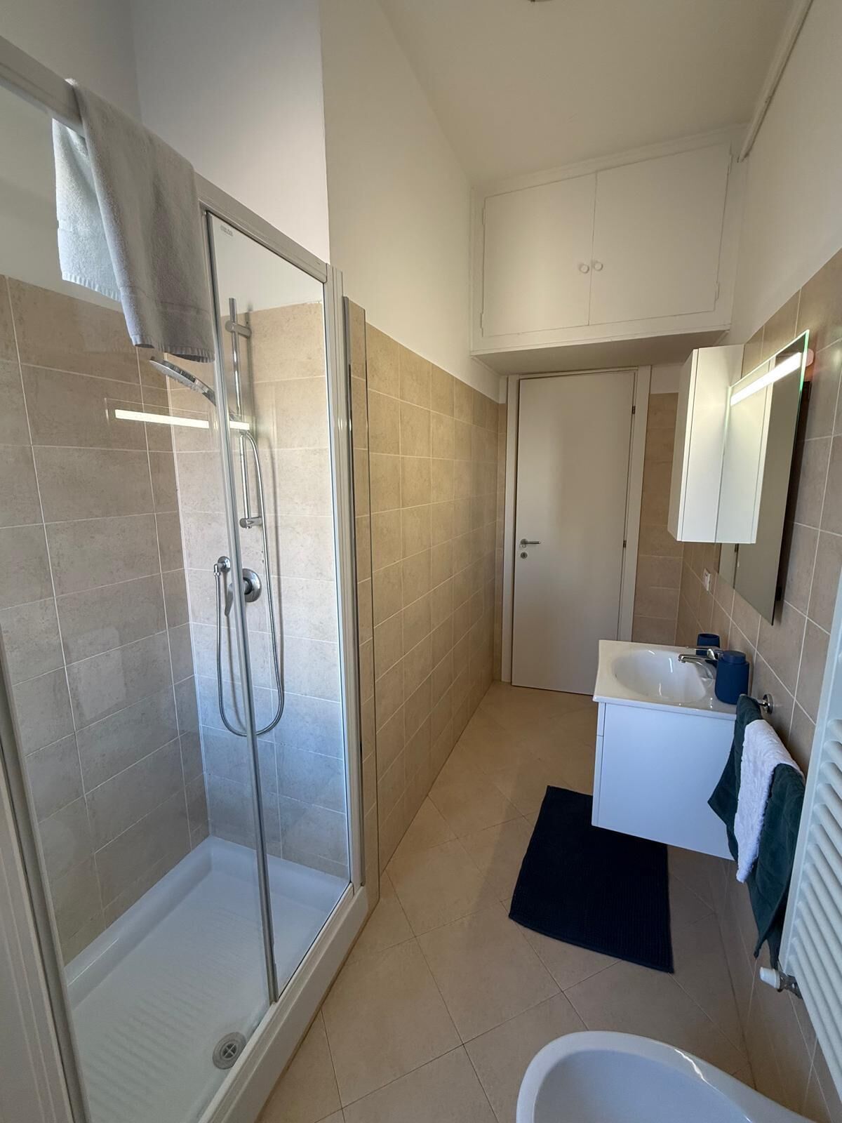 Douche, sèche-cheveux, bidet, serviettes fournies