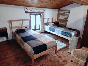 2 多间卧室、办公桌、熨斗/熨衣板、床单