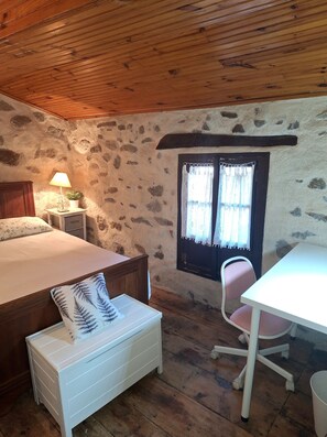 2 chambres, bureau, fer et planche à repasser, draps fournis