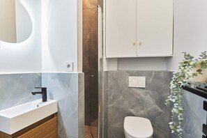 Apartment | Bathroom | Hair dryer, towels, soap, shampoo - Charming AC Apartment - Buttes Chaumont Park (Paris)
