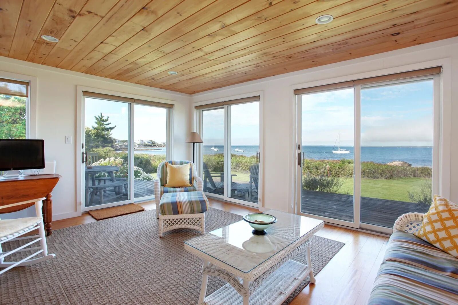 Televisión y chimenea 