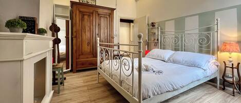 Iron/ironing board, free WiFi, bed sheets