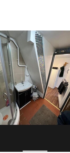 Douche, sĂšche-cheveux, serviettes fournies, savon