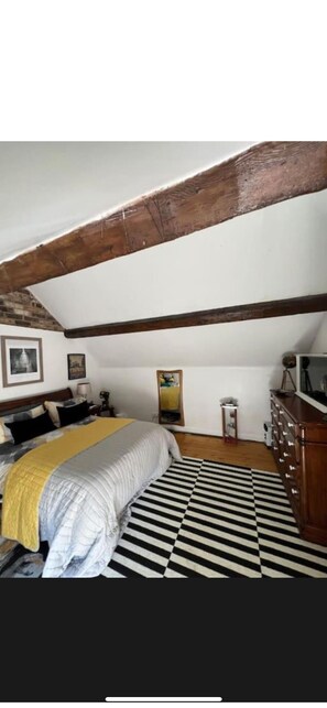 2 عدّة غرف نوم ومكواة/لوح كي وواي فاي وملاءات أسرّة