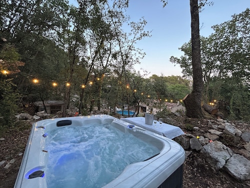 Air-conditioned family home with SWIMMING POOL and SPA. At the edge of the forest.
