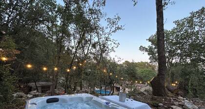 Air-conditioned family home with SWIMMING POOL and SPA. At the edge of the forest.