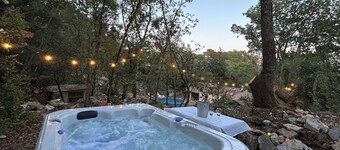 Air-conditioned family home with SWIMMING POOL and SPA. At the edge of the forest.