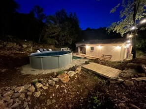 Outdoor spa tub - Air-conditioned family home with SWIMMING POOL and SPA. At the edge of the forest. (Le Luc)