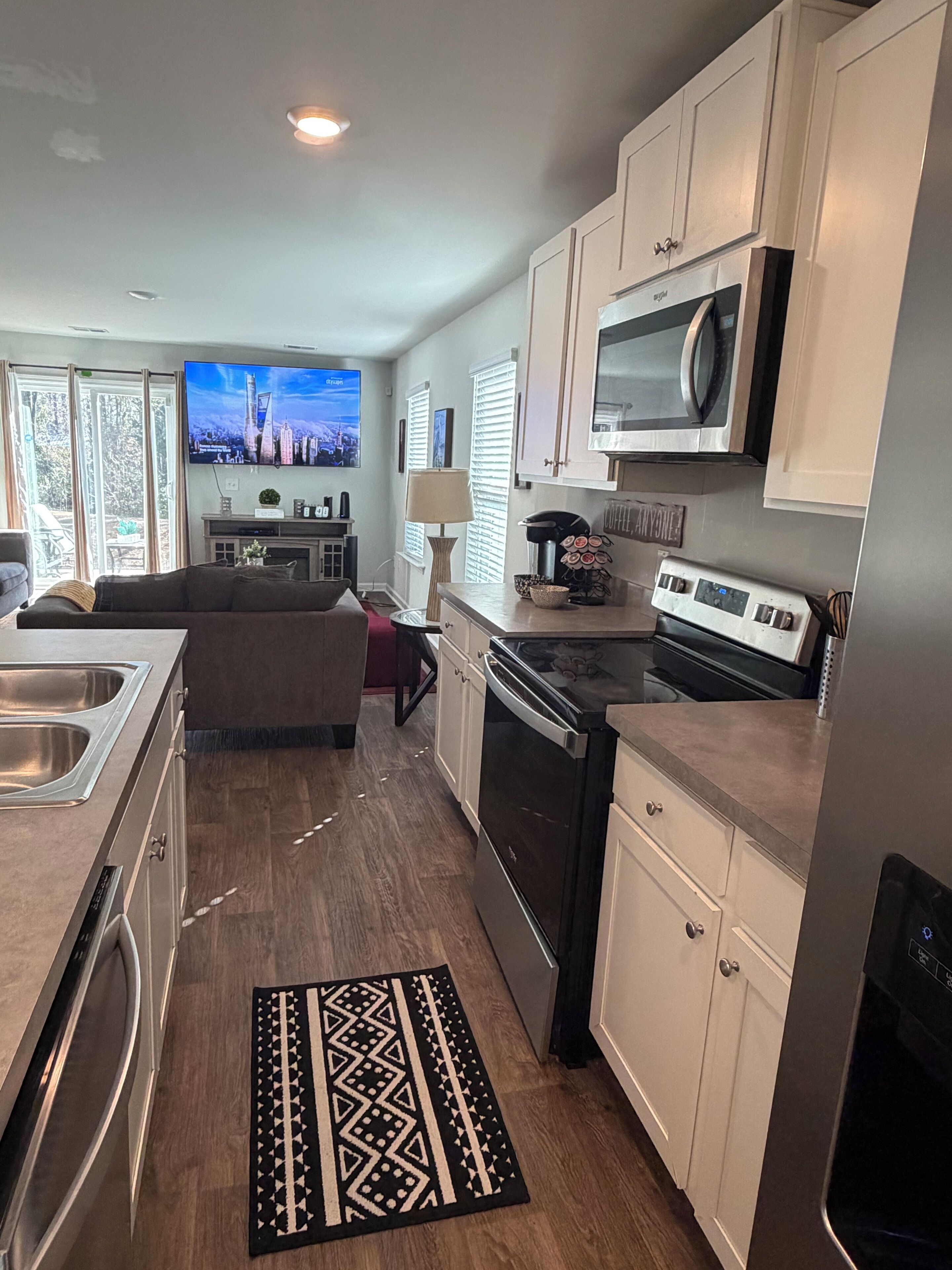  冷蔵庫、電子レンジ、オーブン、コンロ