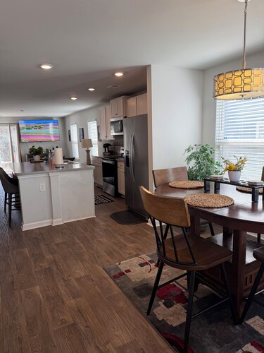 Spacious 5-bedroom Townhome in Summerville. Keep Your Group Together, Safe!